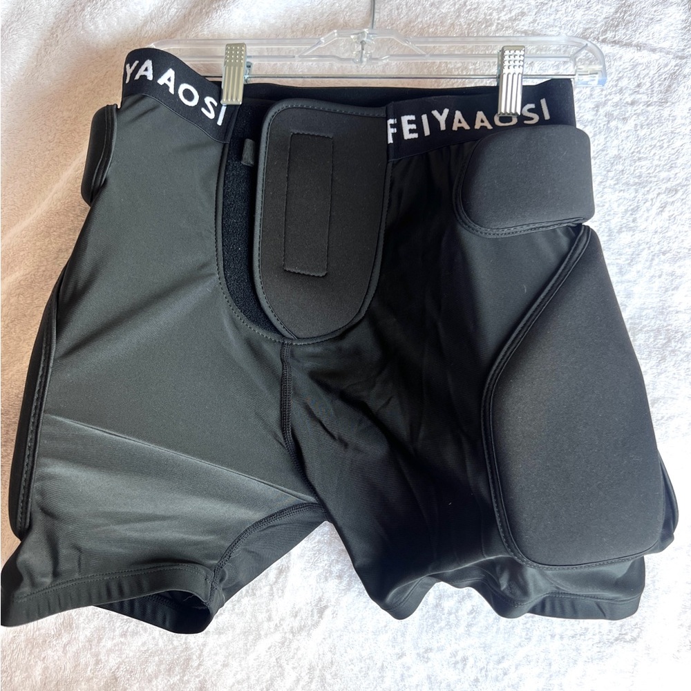New FEIYAAOSI Padded Protective Shorts L -Crash Pants for Skating, Snowboarding